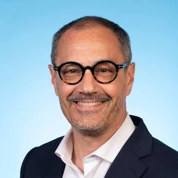 Portrait de Charles-Henri Callies, souriant, en veste bleu marine